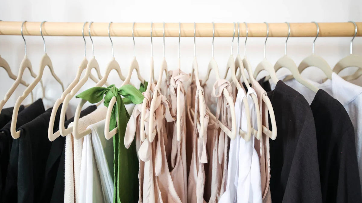 Comment enlever les plis des vêtements : 10 méthodes faciles et efficaces